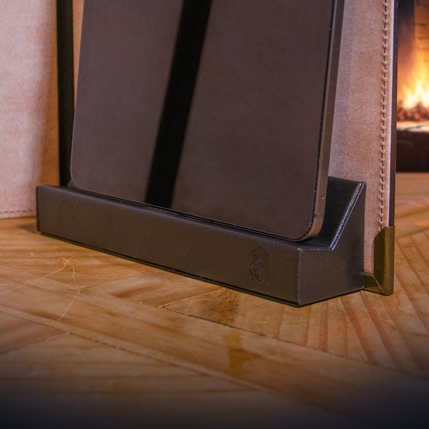 Magnetic Tablet Holder - Digital Display Mount for Game Master Screen & D&D Tools